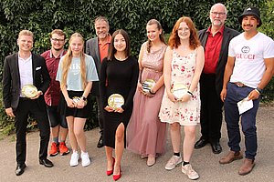 V.l.n.r.: Stolze Abgänger, stolze Lehrer: Levi Heindl, Niklas Widera, Sabrina Schön, Peter Habla (Schulleiter), Irem Bas, Sarah Heinle, Tamara Schmid, Theodor Flemisch (Leiter des BBW) und Salahuddin Shahzada