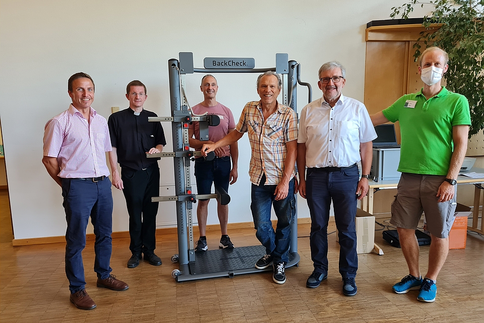 Auf dem Gruppenbild zu sehen v.l.n.r.: Der stellvertretende Direktor der AOK in Günzburg Bernd Mayer, Martin Riß, Richard Wiest von der MAV, Rainer Weber von der DRW-Gesundheitsfürsorge, Franz-Josef Metzger vom DRW-Personalwesen sowie ein AOK-Mitarbeiter